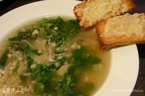 Разливаем суп по тарелкам и подаем с сырными крутонами. Приятного аппетита))