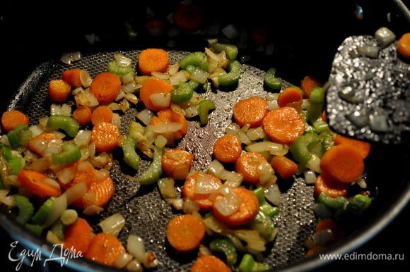 Курицу перекладываем на тарелку, прикроем фольгой. Добавить на сковороду лук порезанный,морковь,фенхель или сельдерей,чеснок,прикроем крышкой и готовим 5мин.до мягкого состояния.