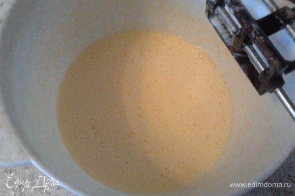 Добавить растопленный маргарин