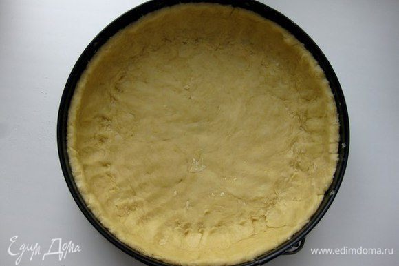 4) Укладываем тесто в форму (у меня диаметр 26 см) и ставим в холодильник на время приготовления начинки.