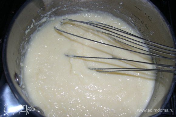 Готовим крем: Положить в небольшую кастрюлю (лучше эмалированную) сахар, крахмал и вылить яйца; после 1—2-минутного размешивания добавить молоко, поставить на плиту и, помешивая деревянной лопаточкой, нагреть почти до кипения, т. е. до загустения и появления первых пузырьков. Снять с плиты и поставить крем на охлаждение.