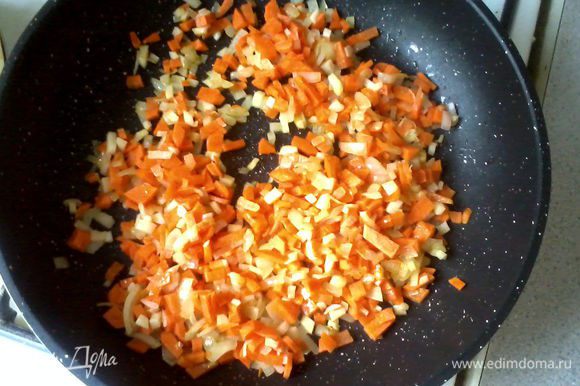 На сковороде с растительным маслом пассируем мелко нарезанные лук, морковь и корень петрушки.