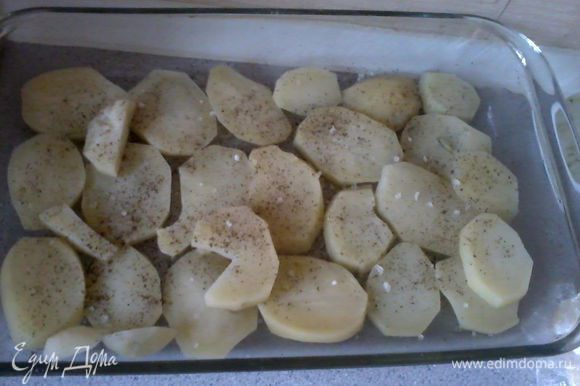 Смажем форму для запекания растительным маслом и укладываем "недоваренный" картофель. Солим, перчим.