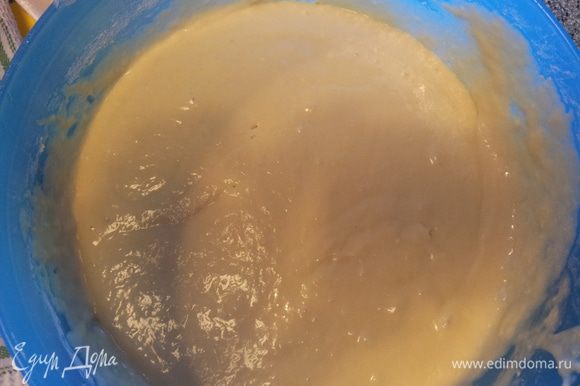 Берем 2 яйца, слегка взбиваем с солью добавляем желтки, теплое молоко, сахар, мед и дрожжи. Перемешиваем. Добавляем размягчаемое масло и еще раз пересешиваем. Просеиваем муку и вымешиваем тесто до однородности. Комочки нам не нужны. Тесто должно получится мягкое. Накрываем наше тесто полотенцем и оставляем в теплом местечке на 2-2.5 часа. Как правило за это время тесто увеличивается в двое.
