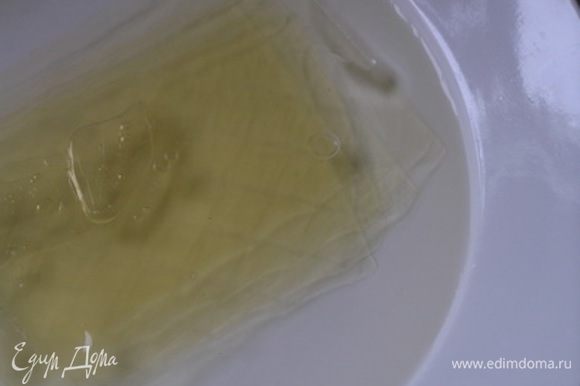 Листы желатина замочить в холодной воде на 10 минут.