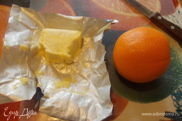 соус:растопить сливочное масло и добавить сок апельсина и смешать с 1 ч.л. муки и прогреть минут 5.