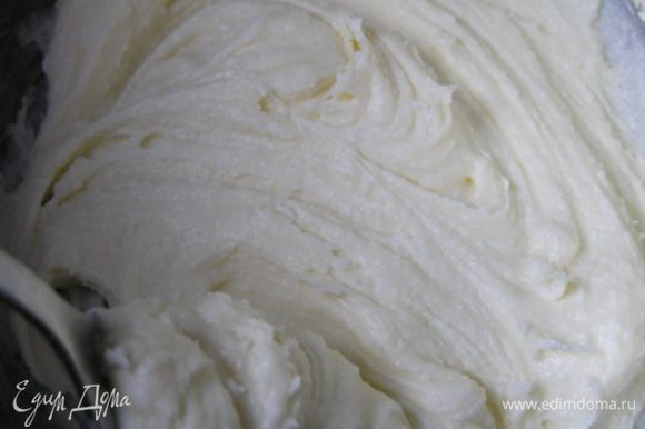 Масло с сахарной пудрой (100г)растереть до бела.