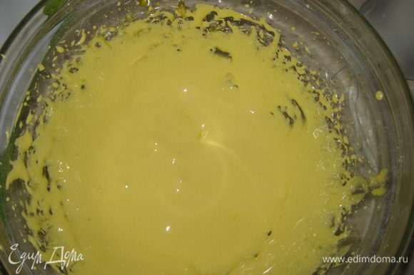 Делаем крем: желтки отделяем от белков. Желтки взбиваем с 50 гр сахарной пудры до посветления.