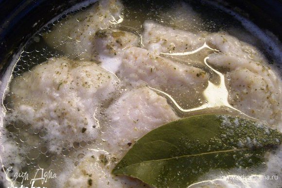 Добавить лавровый лист, одну луковицу, надрезанную крестообразно и соль со специями. Поставить варить на 10 минут, обязательно при варке снимать пену. Достать шумовкой рыбу, выложить на плоскую тарелку и остудить.