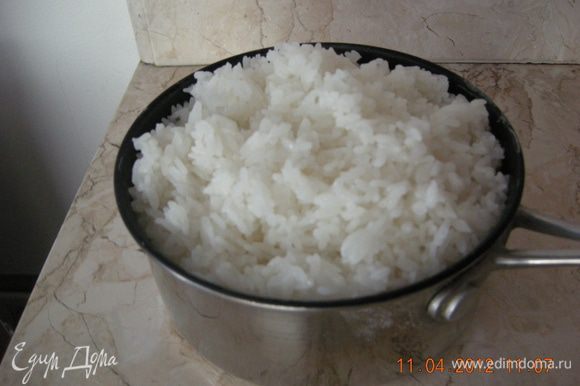 Рис промыли тщательно, и отварили согласно инструкции на упаковке. У меня был японский рис, который надо было замочить на 30 минут.