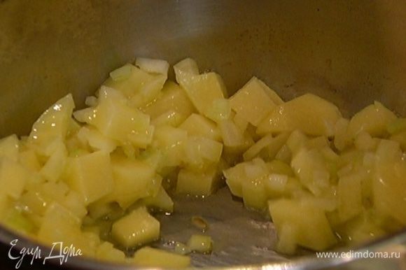 Разогреть в кастрюле оливковое и сливочное масло и томить лук и картофель на небольшом огне 5–7 минут до прозрачности лука.
