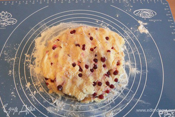 замесить тесто,(не увлекаясь процессом) в конце добавить замороженную бруснику(не размораживая) и аккуратно перемешать.