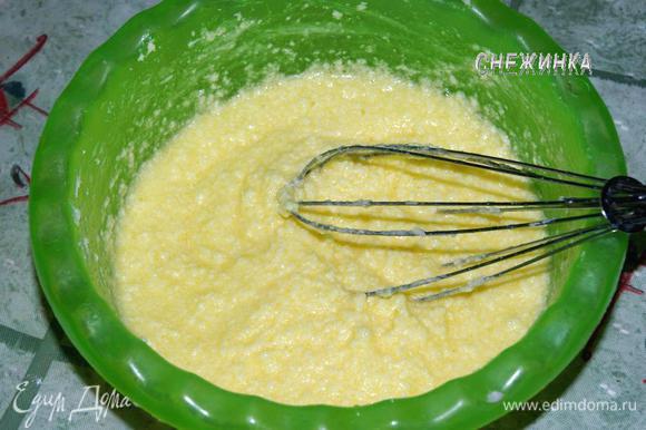 Отдельно взбить яйца и взбивая, постепенно влить к масляной смеси.
