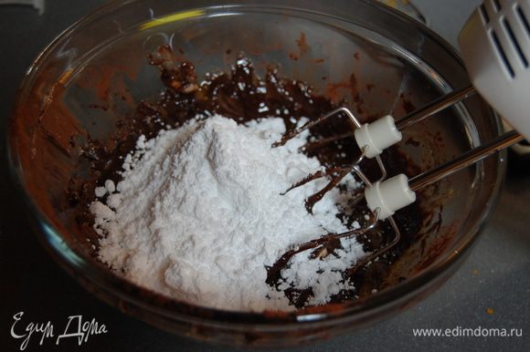 Смешать какао с сахарной пудрой и добавить все к шоколадной массе,перемешать.