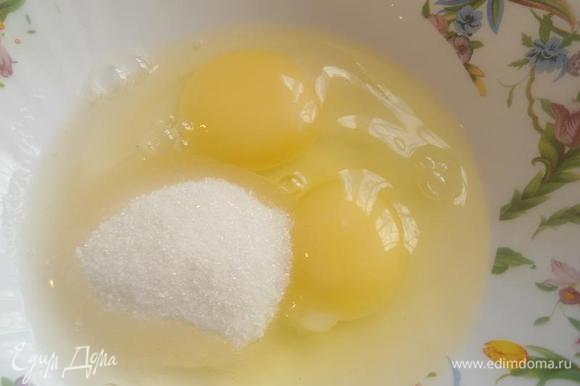 Яйца смешать с сахаром,и добавить к кунжутно-овсяной смеси,вымешать.