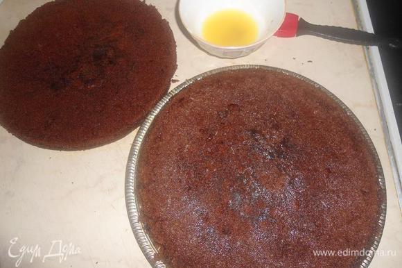 Делаем бисквит шоколад на кипятке по рецепту Оксаны http://www.edimdoma.ru/retsepty/31029.Разрезаем на 2 коржа,можно на 3))пропитываем соком,у меня был апельсиновый,иногда пропитываю яблочным.