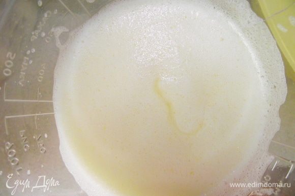 в тёплом молоке растворить сахар, добавить соль и яйца, перемешать.