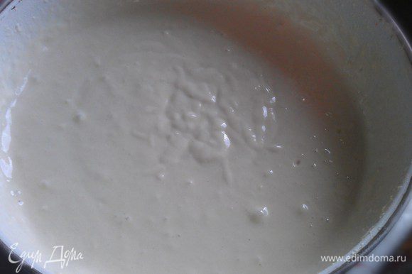 В подогретом до 35°С молоке растворить столовую ложку сахара и дрожжи. Постепенно ввести половину просеянной муки, до консистенции как на оладьи и хорошо перемешать.