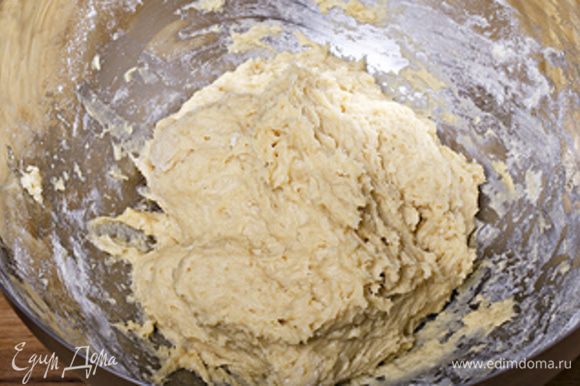 Половину желтковой смеси вливаем в дрожжевую смесь, добавить 250 г муки, вымешиваем тесто и даем подойти в течение 1 часа.