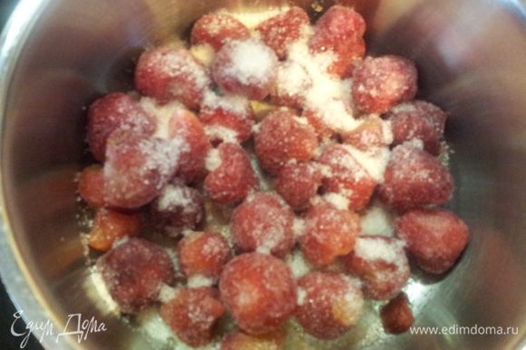 Если у Вас свежие ягоды, то Вам достаточно положить ягоды в блендер, измельчать их. Вот и получился простой клубничный соус. Но если же у Вас замороженная клубника то делаем так: Клубнику кладем в кастрюльку, посыпаем ванильным сахаром.