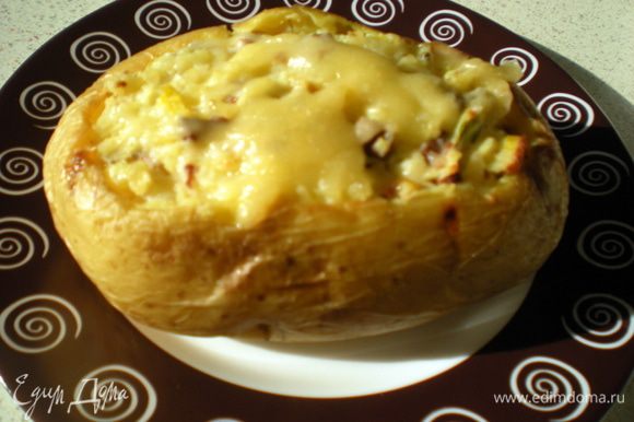 Наполнить картошки-лодочки начинкой.Запекать при 180гр минут 15-20,затем вытащить и посыпать сверху оставшимся сыром.Запечь ещё несколько минут,чтобы сыр сверху расплавился.