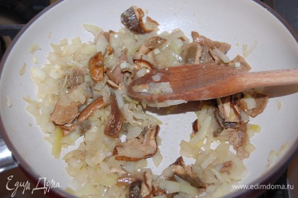 В другой посуде слегка обжарить лук с оставшимся маслом,добавить грибы,соль и сливки,довести до кипения.