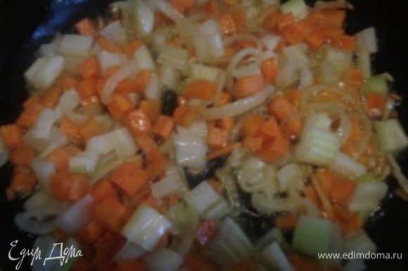 Добавьте морковь с сельдереем и тушите еще 10 минут.