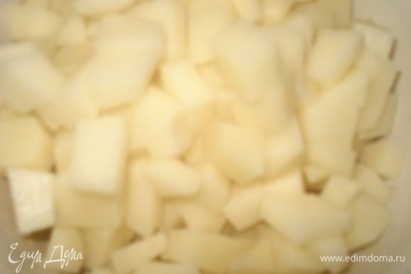 Пока тушатся грибы с овощами, нарежьте картофель на средние кубики и добавьте в кипящий бульон.