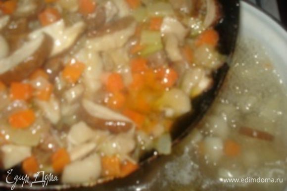 Спустя 10 минут добавьте к картофелю тушеные овощи с грибами и варите еще минут 5–8.
