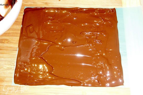 Распределите шоколад на поверхность уголка и уберите на несколько секунд в холодильник. Не передержите! Нам необходимо, что бы шоколад начал остывать, но полностью не схватился.