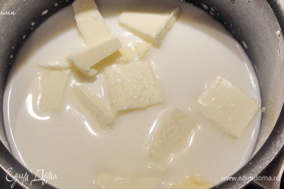 В кастрюльку выливаем молоко и воду. К ним добавляем масло кусочками и сахар.