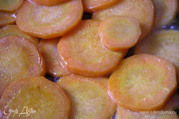 В сковороде нагреть сливочное масло и обжарить морковь (около 10 минут). Посолить, поперчить по вкусу.