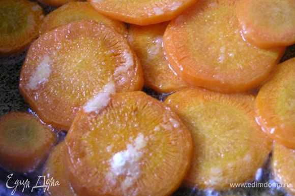 Затем посыпать морковь сахарной пудрой и готовить. помешивая, пока сахар не начнет карамелизироваться.