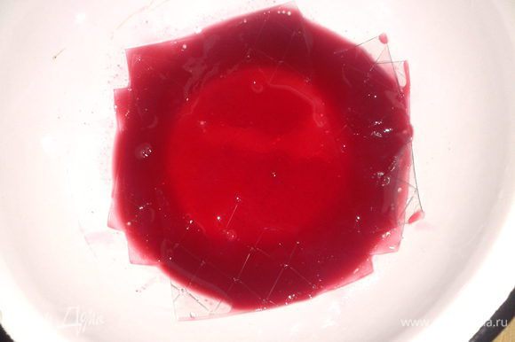 в сок,образовавшийся из ягод и фруктов добавить 3 пластинки желатина и оставить на 5 минут