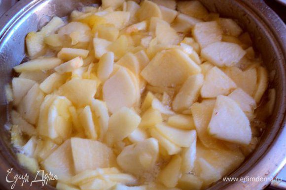 Подготовить начинку: яблоки почистить, разрезать на четвертинки и порезать пластинками. Добавить сахар, воду и варить, постоянно помешивая, до загустения массы.