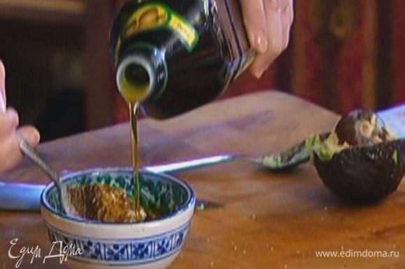 Приготовить заправку: соединить оставшийся уксус, горчицу, тмин, соль и оливковое масло, перемешать.