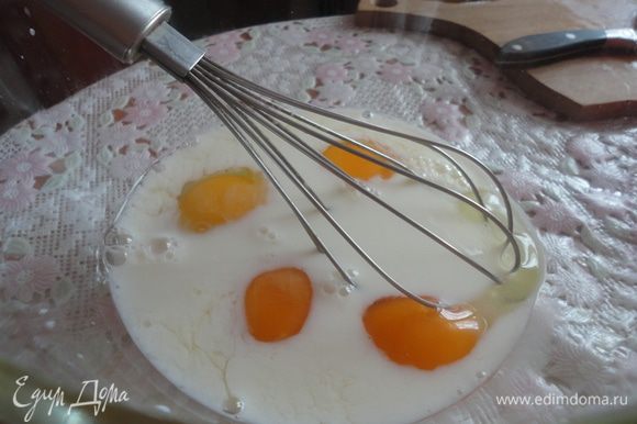 В яйца добавить молоко.