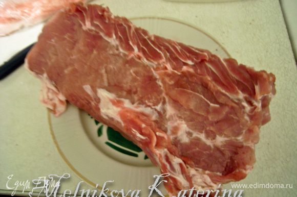 Как я уже говорила, для буженины желательно использовать мясо свиного ошейка, поскольку в нем много сальных прожилок и мясо более нежное. Желательно, чтобы мясо не подвергалось заморозке.