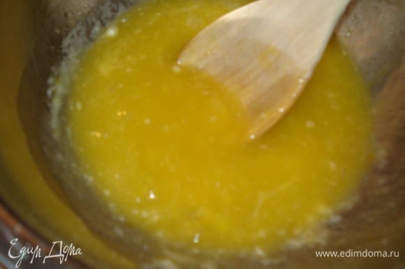 Соединить растопленное масло и сах.пудру.Затем добавить яйцa,перемешать до объединения.Всыпать муку.Затем добавить изюм вместе с ромом,соль.