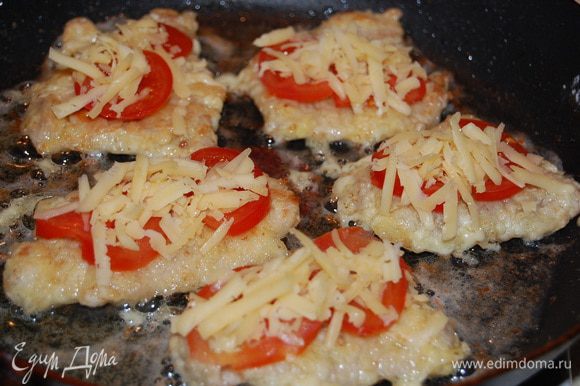 Кладем сверху кусочки помидоров, а затем тертый сыр (сыр можно также нарезать тонкими ломтиками...).