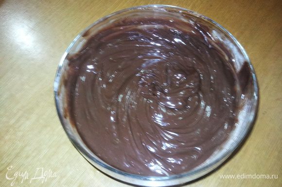 Делаем шоколадный крем: воспользуйтесь рецептом http://www.edimdoma.ru/retsepty/40398, здесь пошагово!!! Если коротко: Шоколад разломать на кусочки, растопить на водяной бане. Смешать со сливками и медом до однородной консистенции.