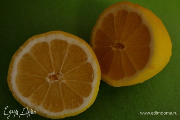Острым ножом срезать кожуру с лимона, включая белую часть, затем вырезать дольки из мембран и половину нарезать на кусочки размером с 1 см.