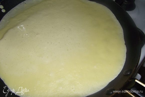 На разогретую сковороду выливайте небольшими порциями тесто и выпекайте блины.
