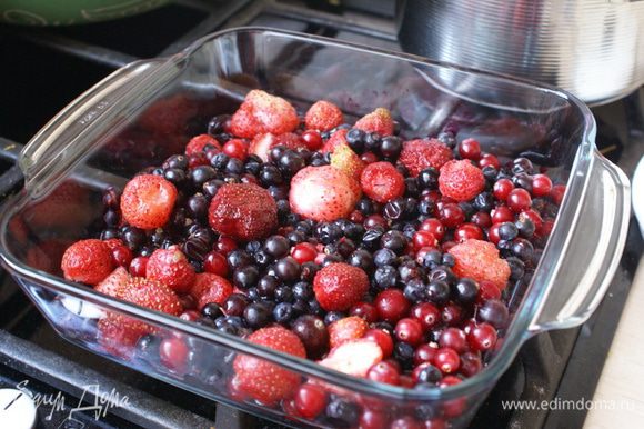 Если ягоды заморожены то необходимо разморозить в духовке, примерно минут 15.