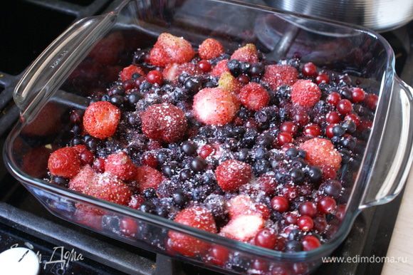 Сахаром посыпать размороженные ягоды.