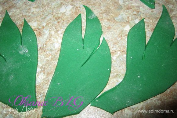 Для листьев, произвольно вырезать из зеленой мастики.