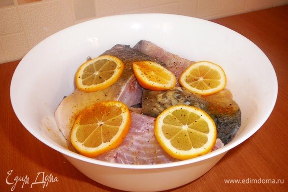 Рыбу режем на куски, солим, перчим, поливаем лимонным соком ( используем 1 лимон) и накрыв, ставим в холодильник мариноваться на 1-2 часа.