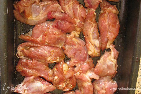 Куриное мясо нарезать на небольшие куски, положить на дно формы