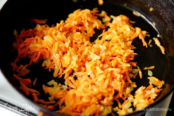 Мелко нарежьте лук, натрите на терке морковь. Обжарьте на растительном масле до золотистого цвета.