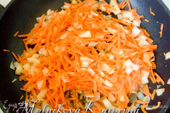 Тем временем нарежьте лук, морковь натрите на крупной терке. Пассеруйте на сковороде несколько минут на растительном масле.